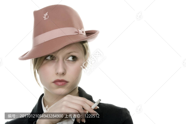 一個(gè)美麗的女人吸煙