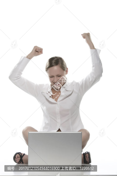 在電腦前的女人