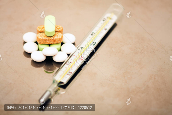 體溫計(jì)和藥丸