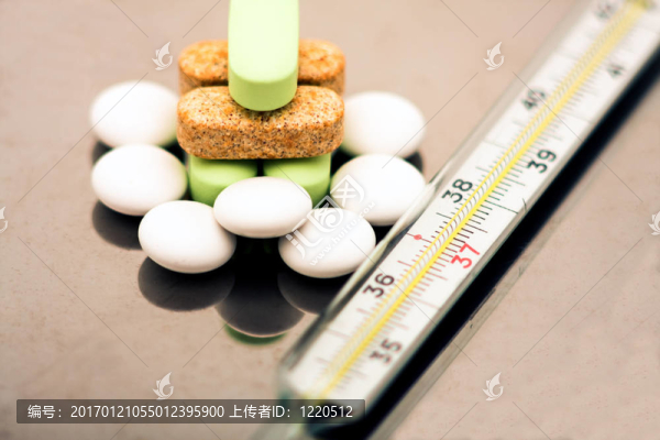體溫計和藥丸