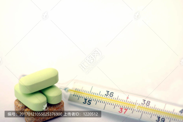體溫計(jì)和藥丸
