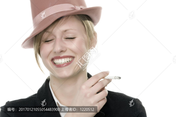 一個(gè)美麗的女人吸煙