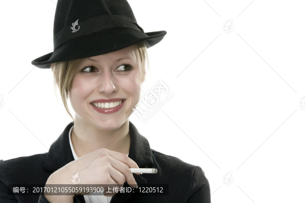嘴里叼著香煙的女人