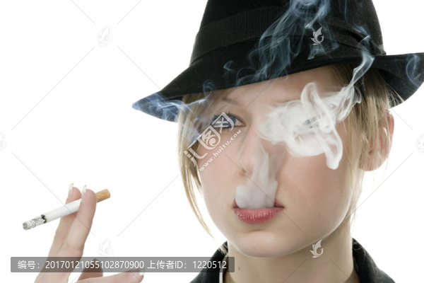 嘴里叼著香煙的女人