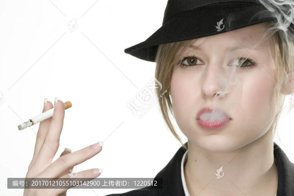 嘴里叼著香煙的女人