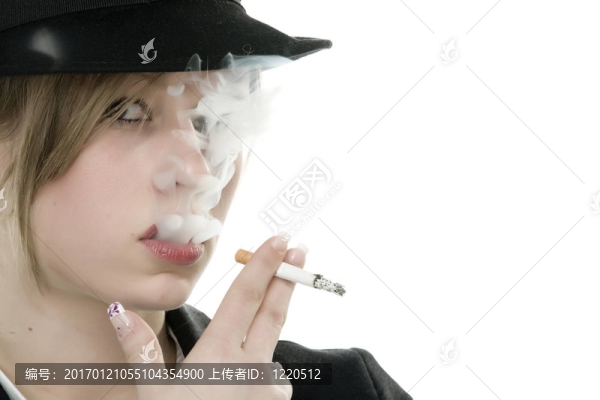 嘴里叼著香煙的女人