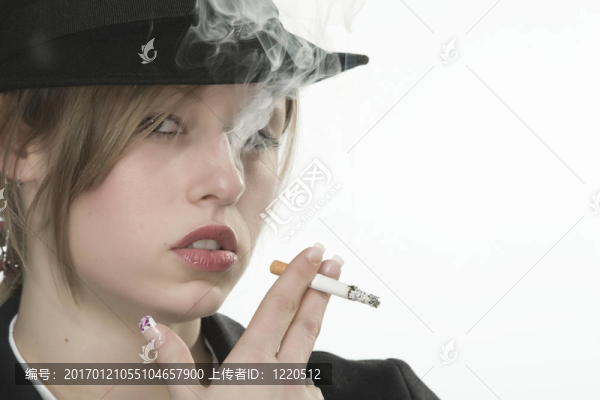 嘴里叼著香煙的女人