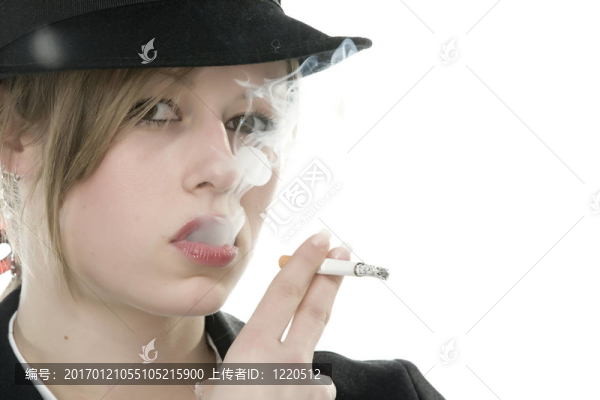 嘴里叼著香煙的女人
