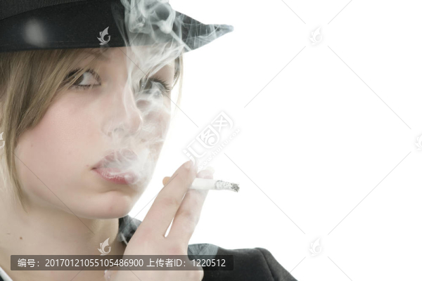 嘴里叼著香煙的女人
