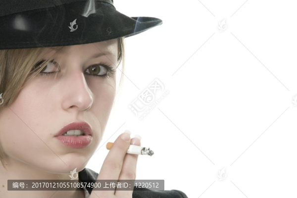 嘴里叼著香煙的女人