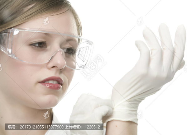 實驗室中的年輕女性