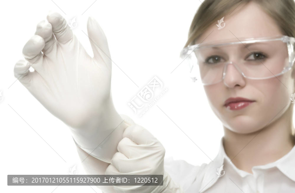 實驗室中的年輕女性