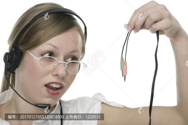 美麗的客戶代表與耳機(jī)在電話交談微笑