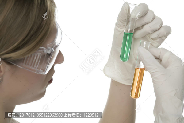 實驗室用試管的年輕女子