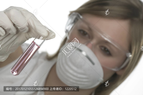 實(shí)驗(yàn)室用試管的年輕女子