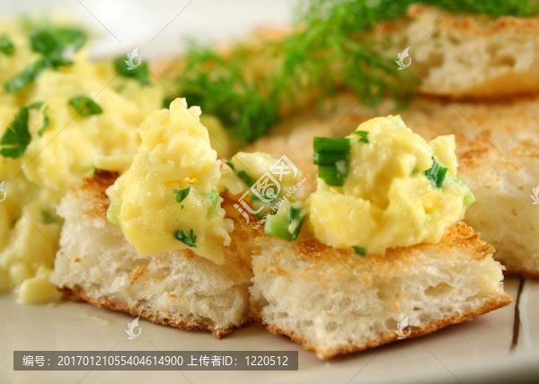 烤面包片上炒雞蛋