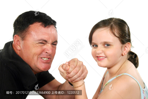 父親和女兒的手臂摔跤1