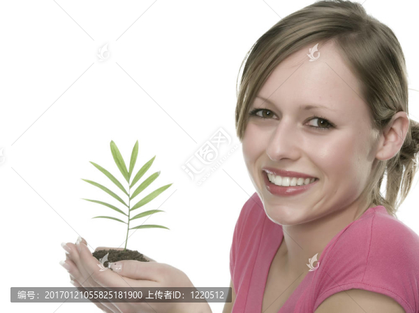 美麗的金發(fā)女孩抱著年幼的植物