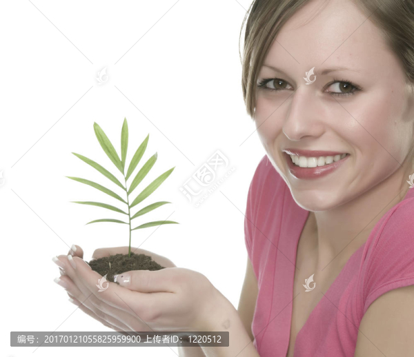 美麗的金發(fā)女孩抱著年幼的植物