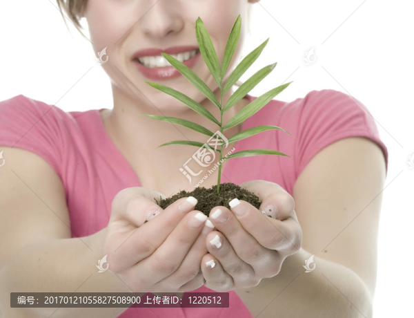 美麗的金發(fā)女孩抱著年幼的植物