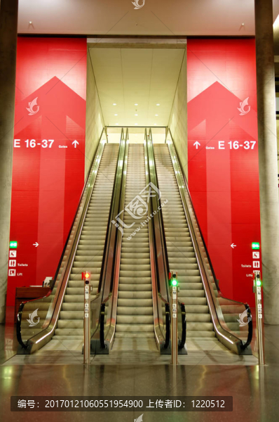 在機場的自動扶梯