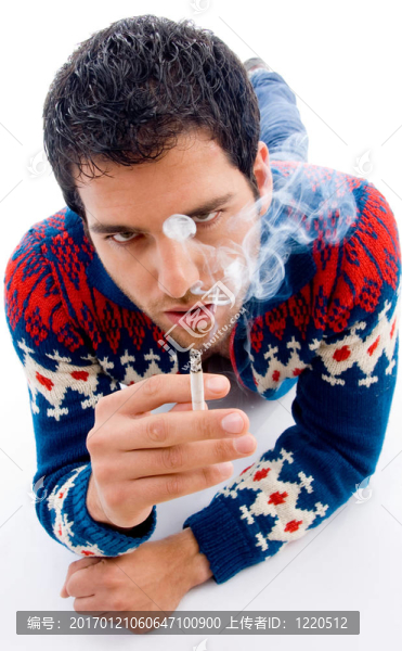 擺著香煙的年輕人