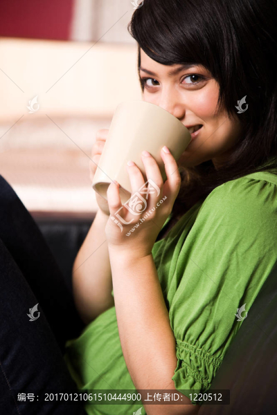 亞洲女孩咖啡杯