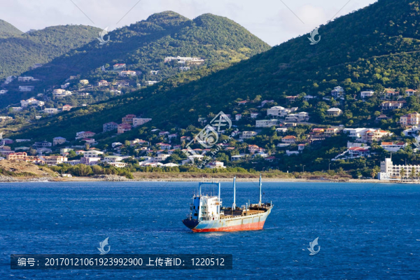 油輪船進(jìn)入熱帶島嶼