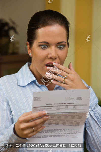 無支付賬單的婦女