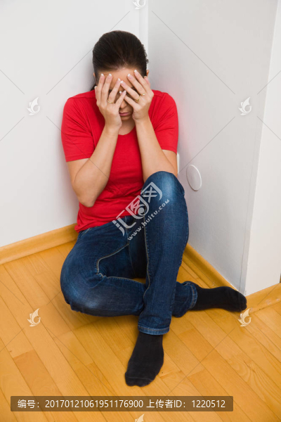 焦慮的婦女在家庭暴力的象征