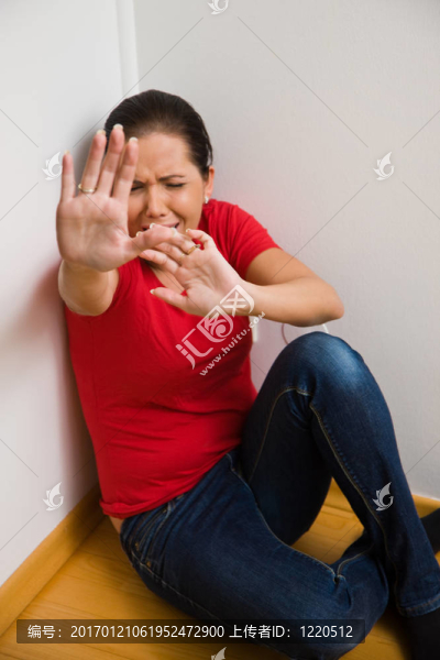 焦慮的婦女在家庭暴力的象征