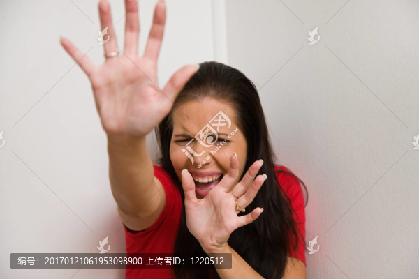 焦慮的婦女在家庭暴力的象征