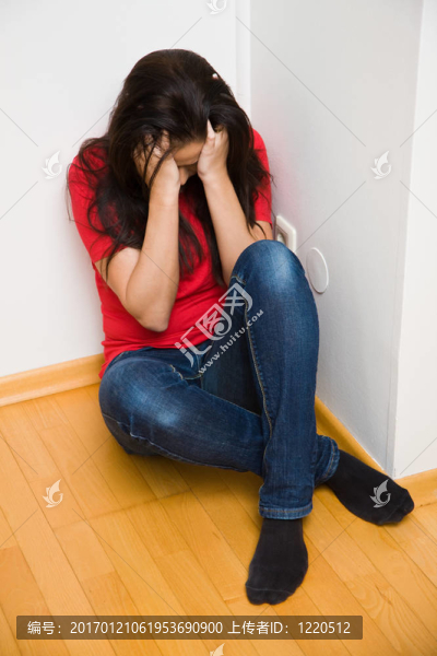 焦慮的婦女在家庭暴力的象征