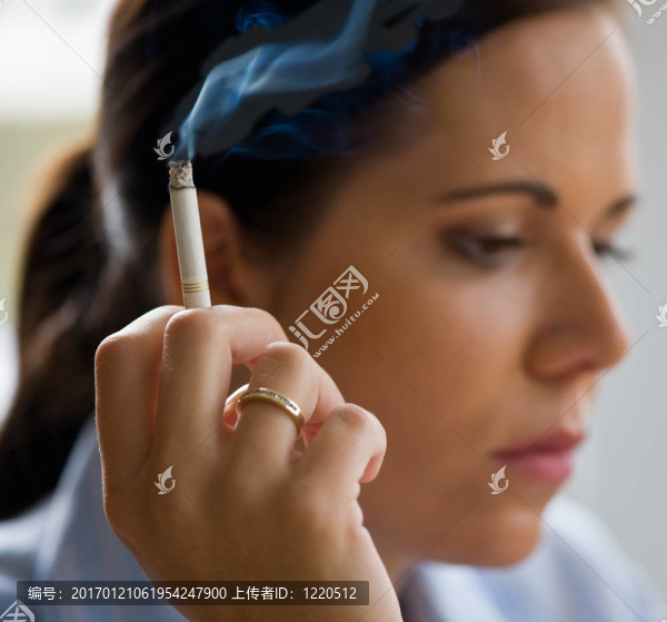 一個(gè)香煙吸煙的女人