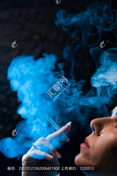 一個香煙吸煙的女人