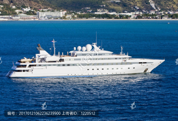 藍(lán)色海灣的大型白色游艇