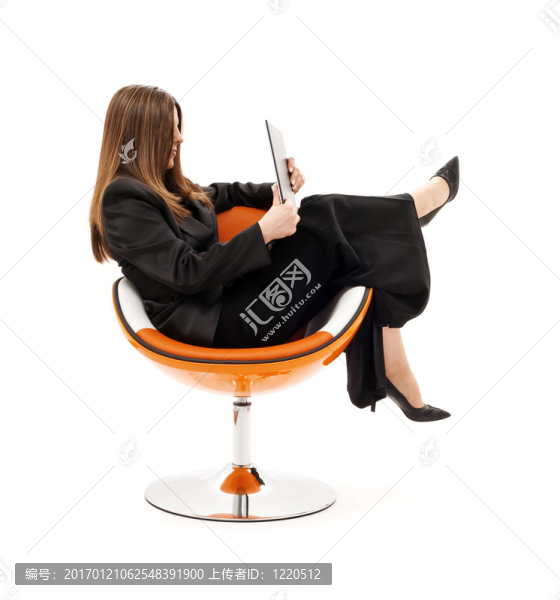 隨著筆記本電腦在椅子的商人