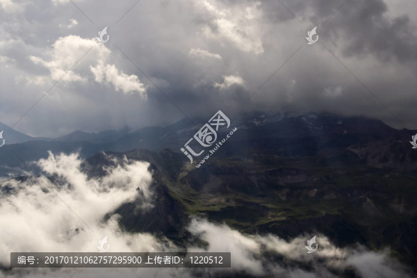 云在阿爾卑斯山
