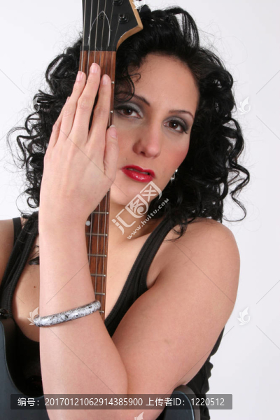 可愛的西班牙女人抱著一把吉他