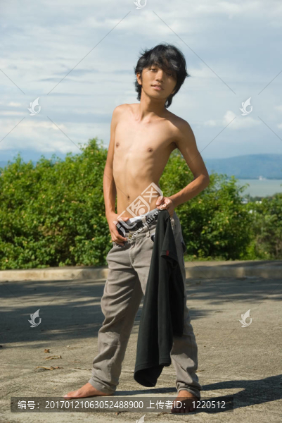 亞洲男孩時尚戶外姿勢