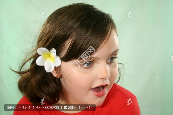 目瞪口呆的小女孩
