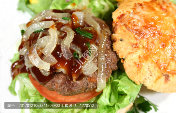 美食漢堡配牛排醬