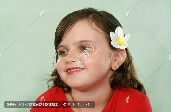 孩子微笑著看著遠(yuǎn)方