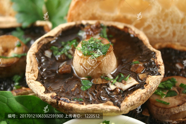 蘑菇融化的黃油
