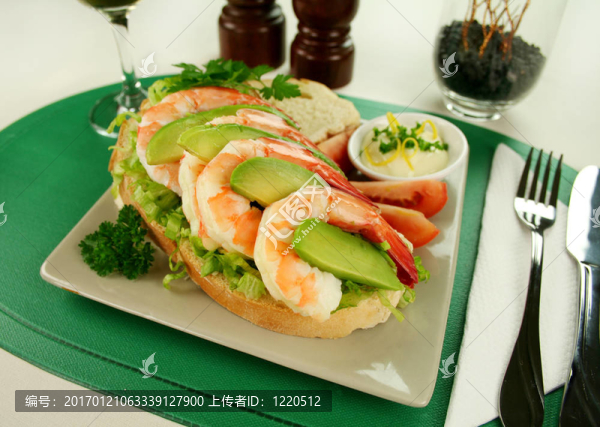 蝦和牛油果三明治