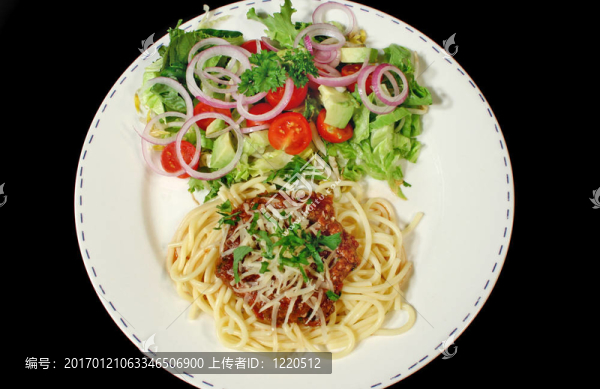 意大利面肉醬面和沙拉