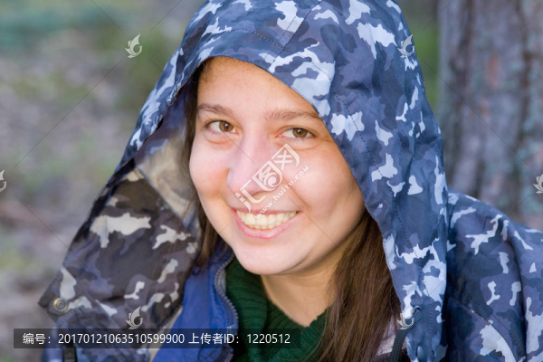 保護(hù)罩中的女人
