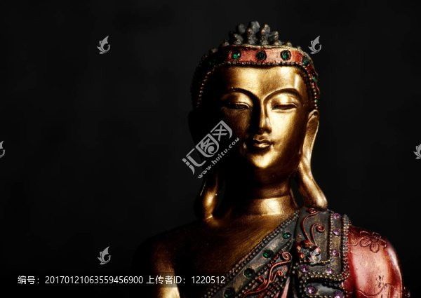 黑暗背景的佛像