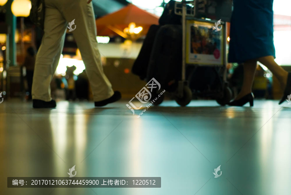 人們在機場旅行