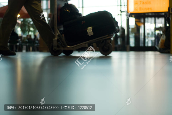 人們在機場旅行